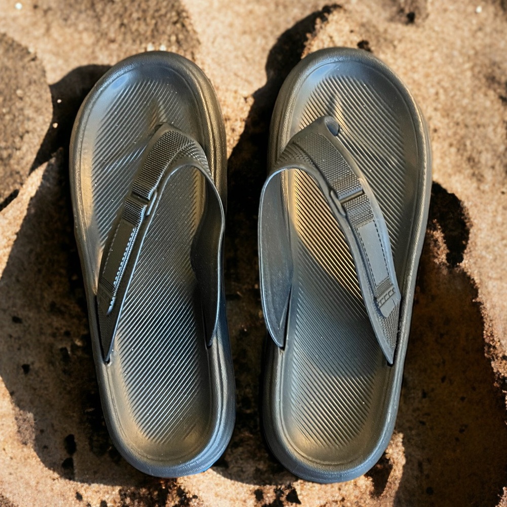🔵 3/ $15 - NEW Men’s Size 10 Black Rubber Flip Flop Sandals